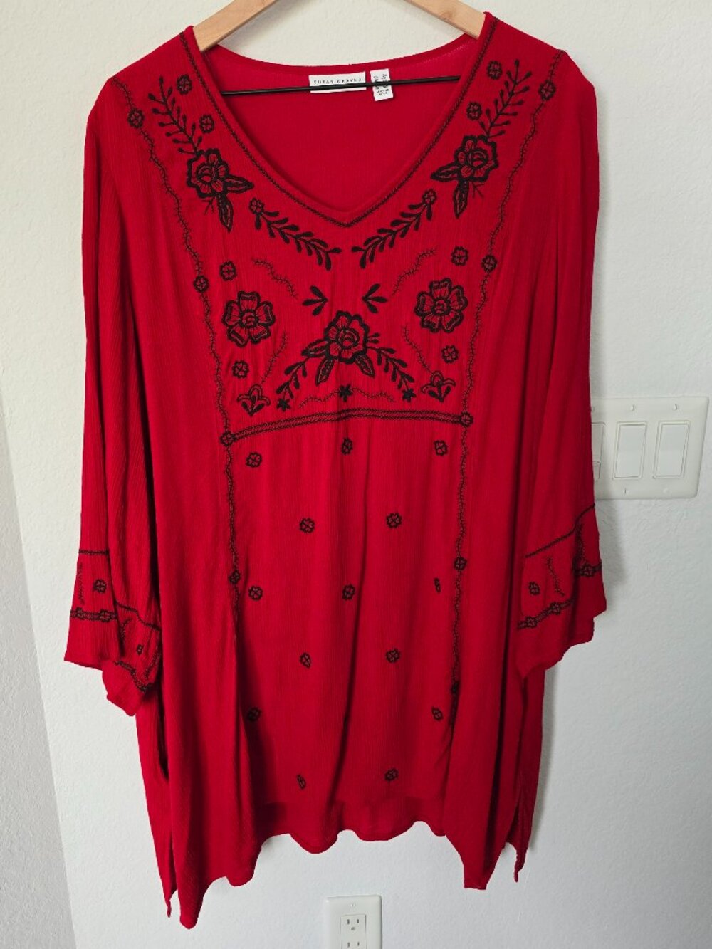 Susan Graver Red Crinkled Gauze V-Neck Tunic with Black Embroidery - Size 2X EUC